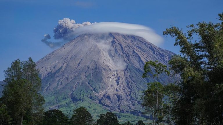 Nekat Terobos Semeru Saat Mencekam Satu Hilang