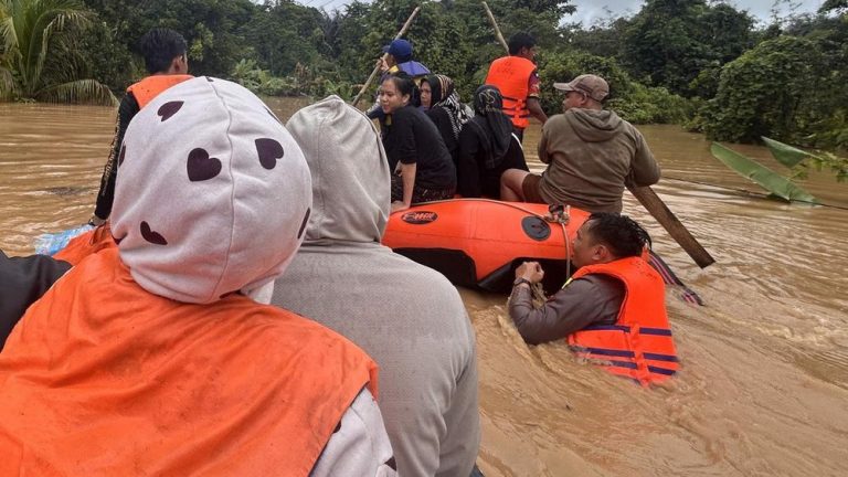 Sumbar Darurat Banjir Bandang Landa Solok Jalan Lumpuh