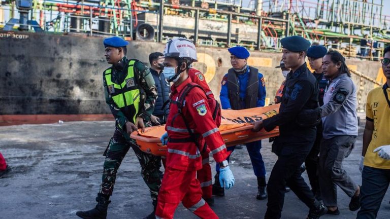 Badai Laut Jawa Hambat Misi Penyelamatan Badai Laut Jawa Hambat Misi Penyelamatan