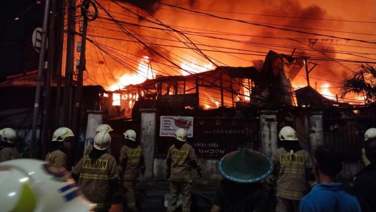 Kebayoran Lama Mencekam Belasan Rumah Hangus