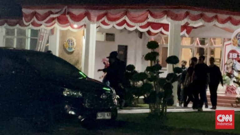 KPK Gempur BPN Jatim 11 Jam Koper Kardus Disita KPK Gempur BPN Jatim 11 Jam Koper Kardus Disita