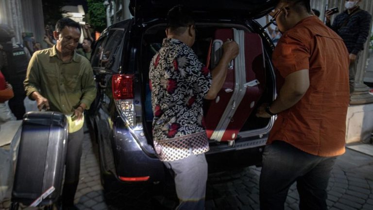 Geger 20 Koper Penuh Uang Disita KPK di BPN Geger 20 Koper Penuh Uang Disita KPK di BPN