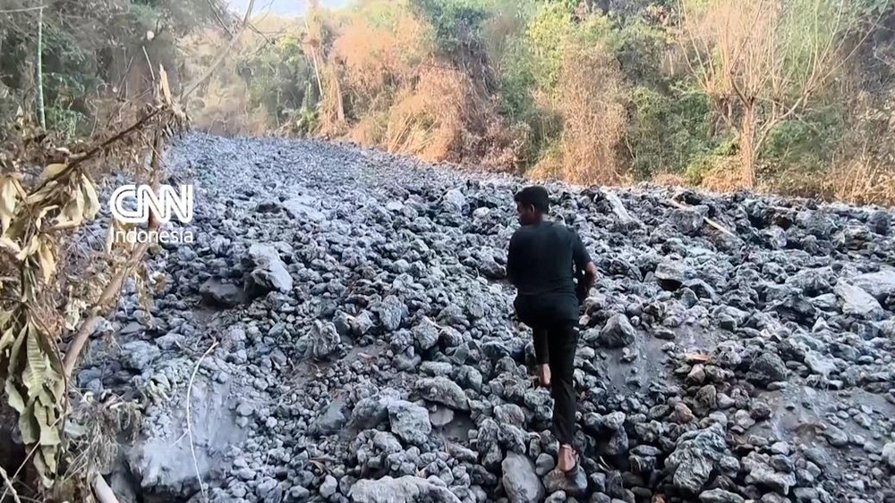 Detik Detik Lewotolok Muntahkan Ancaman Nyata