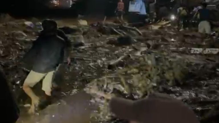 Solok Diterjang Banjir Bandang Mobil Hanyut Korban Dicari Solok Diterjang Banjir Bandang Mobil Hanyut Korban Dicari