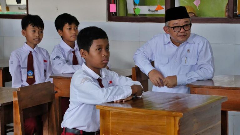 Terungkap Dana BOS Bayar Gaji Guru Honorer