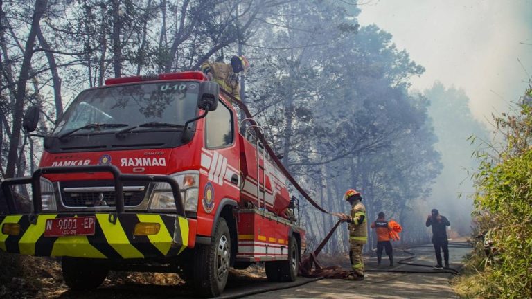 Bromo Mencekam Api Meluas Jemplang Terancam Bromo Mencekam Api Meluas Jemplang Terancam