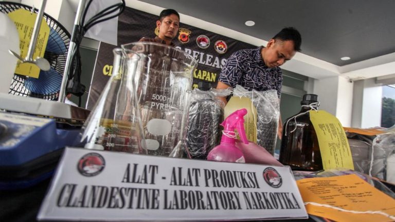 Geger Pabrik Narkoba Rumahan Beroperasi Setahun Geger Pabrik Narkoba Rumahan Beroperasi Setahun
