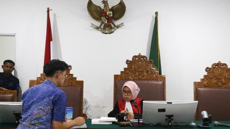 KPK Digugat Eks Wamen Ungkap Kejanggalan Proses KPK Digugat Eks Wamen Ungkap Kejanggalan Proses