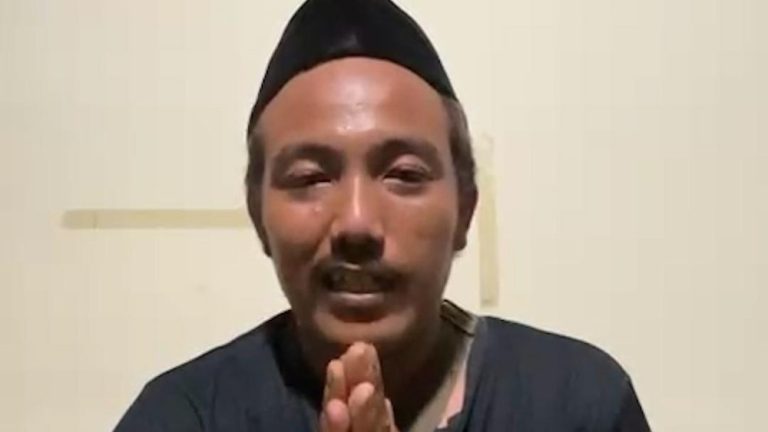 Pria Bergolok Minta Maaf Usai Insiden Ibadah