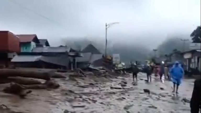 Solok Lumpuh Total Pasca Banjir Bandang Mengerikan