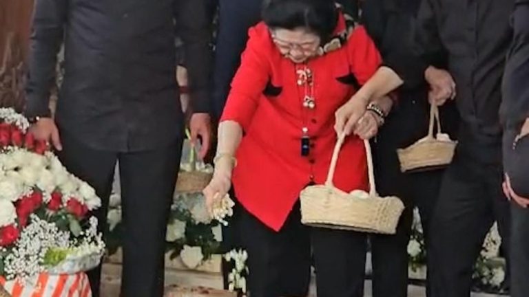 Megawati Tabur Bunga Perpisahan Adik Tercinta