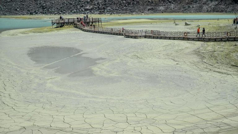 Kawah Putih Ciwidey Mengering Drastis Kawah Putih Ciwidey Mengering Drastis