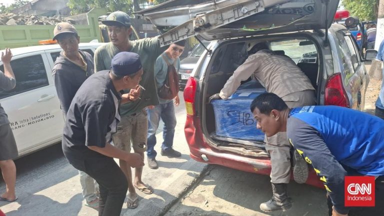 Horor Iringan Jenazah Ringsek di Jombang Horor Iringan Jenazah Ringsek di Jombang