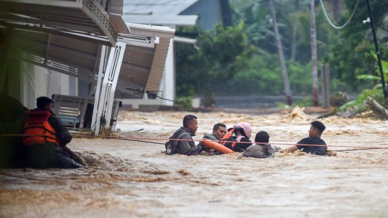 Padang Mencekam Diterjang Banjir Warga Terjebak