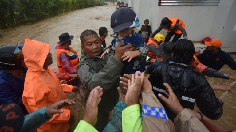 Detik Detik Evakuasi Dramatis Banjir Padang Detik Detik Evakuasi Dramatis Banjir Padang