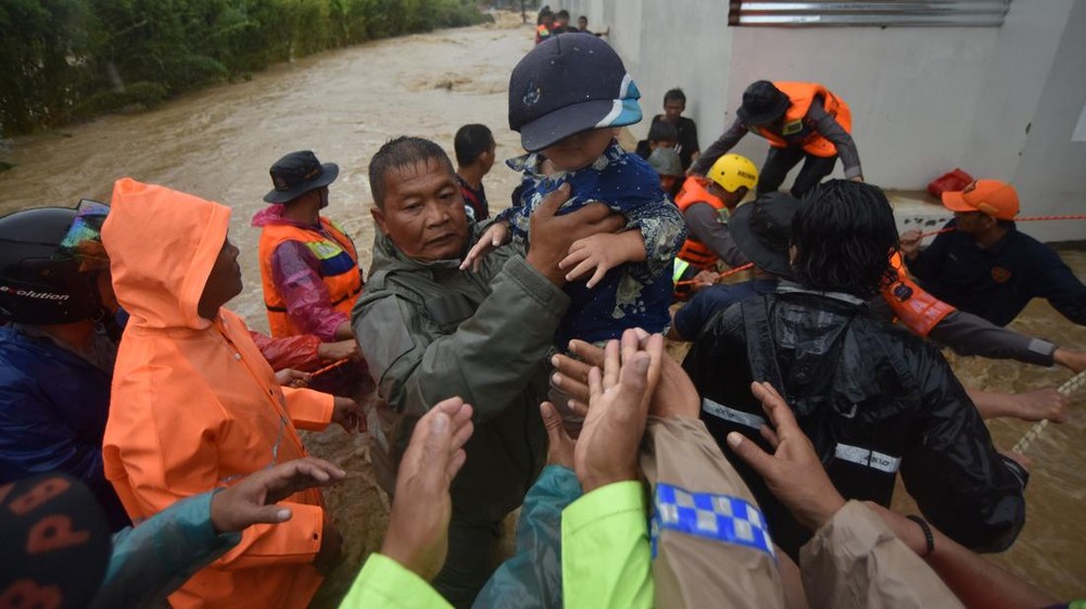 Detik Detik Evakuasi Dramatis Banjir Padang