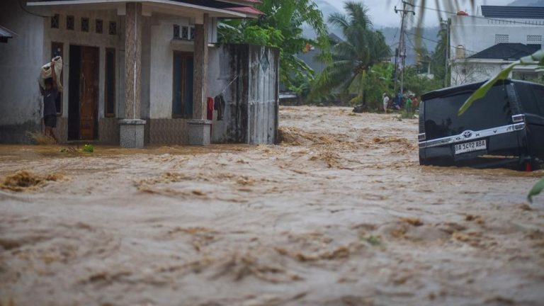 Padang Tenggelam Lagi Warga Butuh Pertolongan