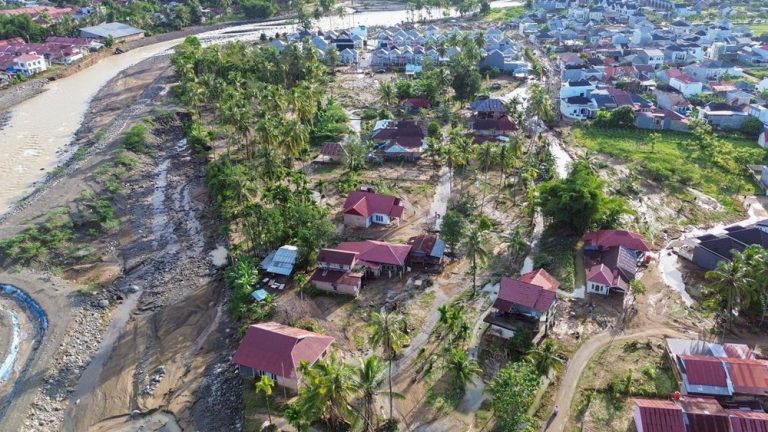 Padang Darurat Ratusan Rumah Tenggelam Warga Panik