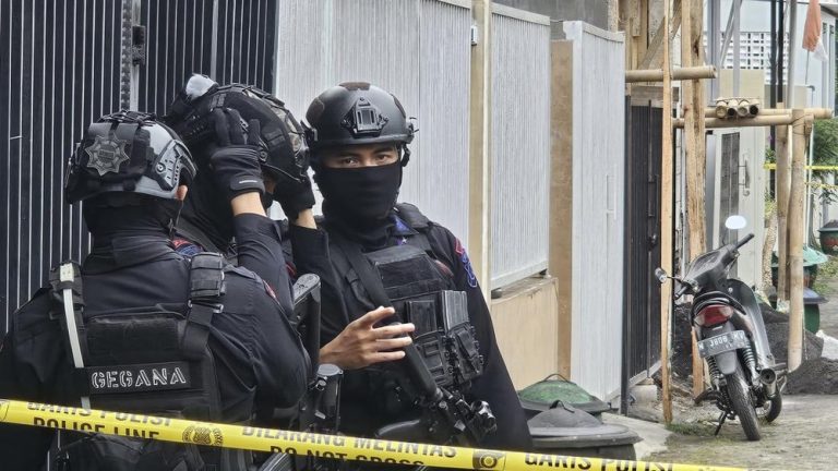 Densus 88 Sita Bukti Penting Terduga Teroris Tiga Kota