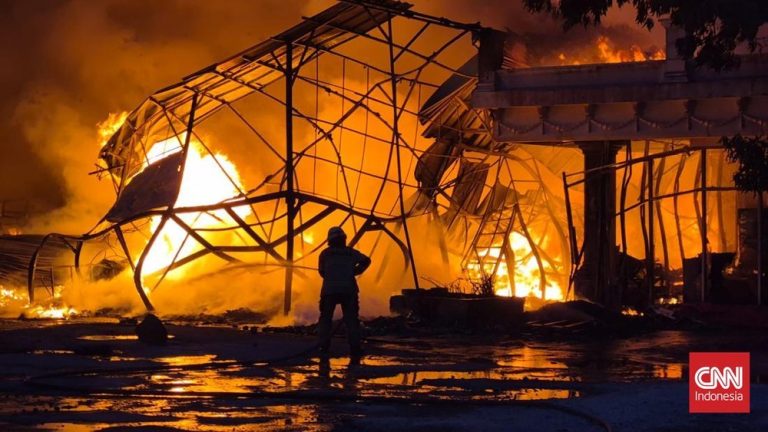 Gudang Pipa Meledak Api Hanguskan Rumah Warga Gudang Pipa Meledak Api Hanguskan Rumah Warga