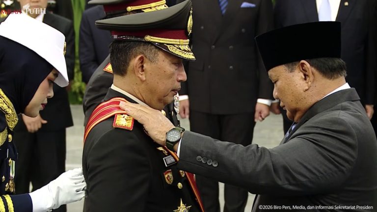 Prabowo Beri Bintang Kehormatan Tertinggi Prabowo Beri Bintang Kehormatan Tertinggi