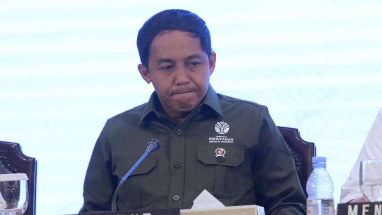 Nasib Menhut Raja Juli di Ujung Tanduk Nasib Menhut Raja Juli di Ujung Tanduk