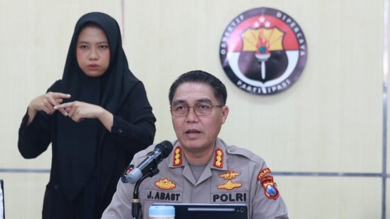 Ayah Wali Kota Kediri Dicopot Polda Jatim Ayah Wali Kota Kediri Dicopot Polda Jatim