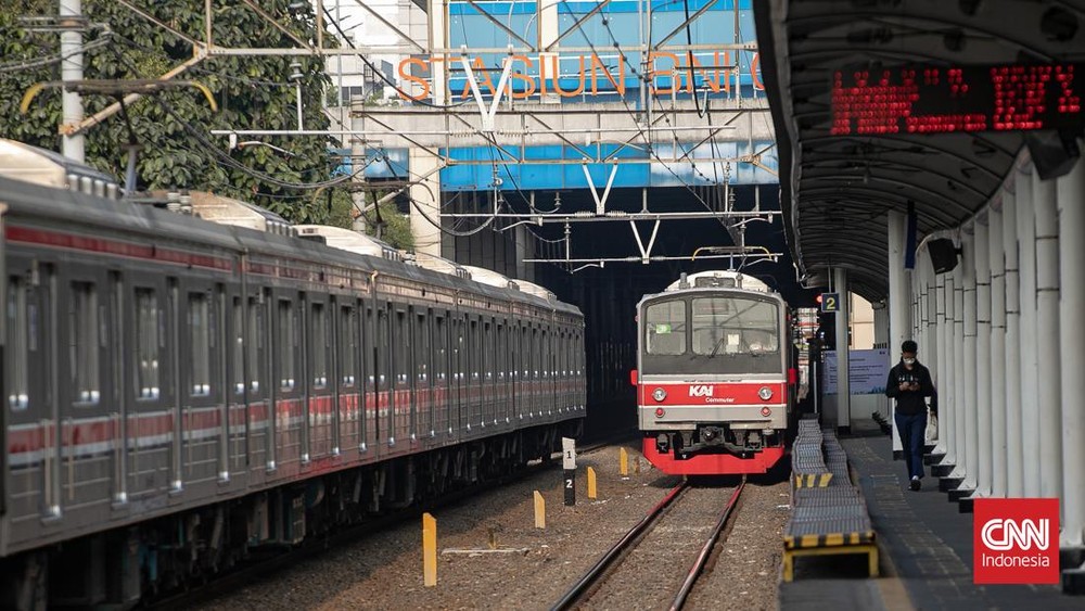 KRL Tabrak Mobil di Jatake Bikin Penumpang Chaos